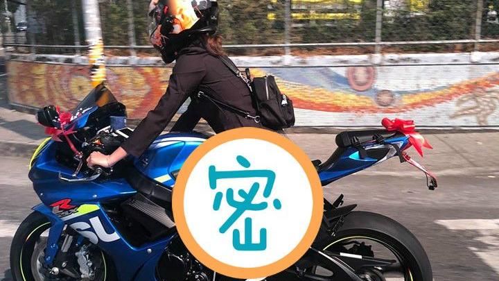 重機妹尬車短裙狂飛！白皙辣腿全都露
