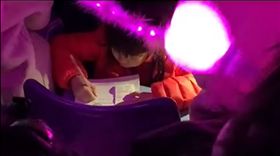 小妹妹在周杰倫演唱會寫作業。（圖／翻攝自微博）