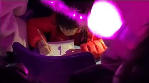 無視周董嗨唱　小學生趴搖滾區寫作業