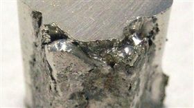  印尼是世界最大的鎳礦（圖）出口國，為振興冶煉產業發展，鎳礦業者已和政府達成協議立即停止鎳礦出口。（圖／取自維基共享資源；作者Materialscientist，CC BY-SA 3.0）