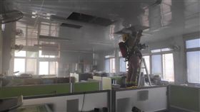 台南市環保局冒煙  疑電線走火台南市政府環保局大樓3樓29日清晨疑電線走火冒煙，環保局人員先以滅火器撲滅，消防人員隨後趕往處理，無人傷亡。（台南市消防局提供）中央社記者張榮祥台南傳真  108年10月29日