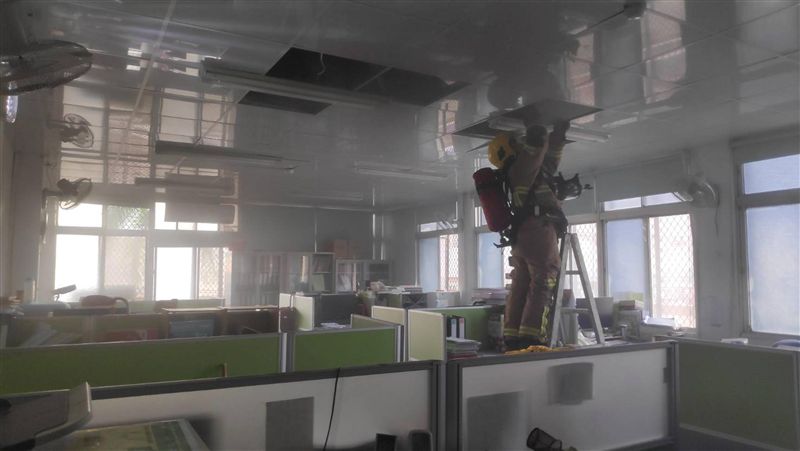 台南環保局冒煙　疑電線走火無人傷亡