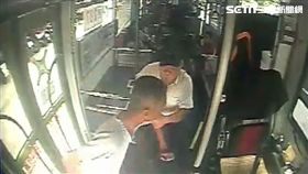 台北市林姓男子在公車上怒踹溫姓女乘客，江姓司機不願開門讓他下車，雙方爆發激烈拉扯衝突（翻攝畫面）