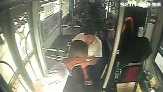 搭公車踹嫩妹欲逃　司機一把抓回怪男