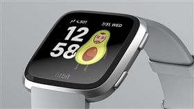 消息人士28日表示，Google母公司Alphabet已提議收購美國穿戴裝置製造商Fitbit。圖為Fitbit智慧表。（圖／翻攝自twitter.com/fitbit）