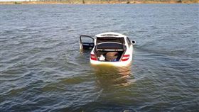 嘉義,東石,鰲鼓溼地,賓士,泡水車