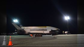 X-37B太空飛機經過780天的繞行地球軌道飛行後，27日美東時間凌晨3時51分（台灣時間下午3時51分）降落在美國國家航空暨太空總署甘迺迪太空中心。（圖取自twitter.com/usairforce）