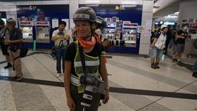 禁蒙面法實施後，香港警方和記者衝突有增無減。攝影記者詹姆斯（前）27日在旺角採訪期間遭警方逮捕，被控「阻差辦公」。（圖取自twitter.com/tomgrundy）
