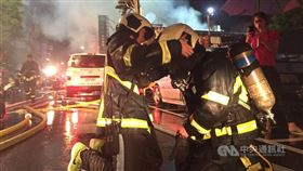 立法院會29日三讀修正通過消防法部分條文，若災害現場無人命危害之虞，救災人員得不執行危險性救災行動。（示意圖／中央社檔案照片）