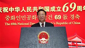 北韓二號人物崔龍海  出席中國使館國慶酒會中國駐北韓大使館27日舉行建政69週年招待會，北韓第二號人物、國務委員會副委員長崔龍海率領多名官員前往參加，並曾與中國駐北韓大使李進軍舉行會晤，顯示雙方關係持續回暖。（取自中國駐北韓大使館官網）中央社記者邱國強北京傳真  107年9月28日