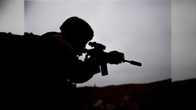 自2014年開始在伊拉克和敘利亞地區橫行的伊斯蘭國（IS），一直是美軍欲殲滅的頭號恐怖組織。美國總統川普27日宣布，伊斯蘭國首腦巴格達迪已在美軍於敘利亞發動的突襲行動中喪生。（示意圖／圖取自Pixabay圖庫）