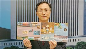 400元把台江國家公園套幣帶回家 11/7公開發售中央銀行發行局局長施遵驊介紹「台灣國家公園采風系列－台江國家公園」套幣的特色。中央社記者潘姿羽攝 108年10月29日