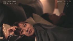 日本電視台TBS近期推出一檔「戀愛實境節目」《雙人床DOUBLE BED》，第一期請來25歲當紅演員犬飼貴丈，在節目中與一名激似日本女星新垣結衣的素人「上床」，扮演「7日戀人」。（圖／翻攝自royenevergi royenevergi YouTube）