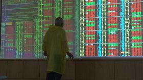 台股開高走高（1）台北股市16日開高走高，收盤漲93.76點，為10420.89點，漲幅0.91%，成交金額新台幣1188.77億元。中央社記者董俊志攝　108年8月16日