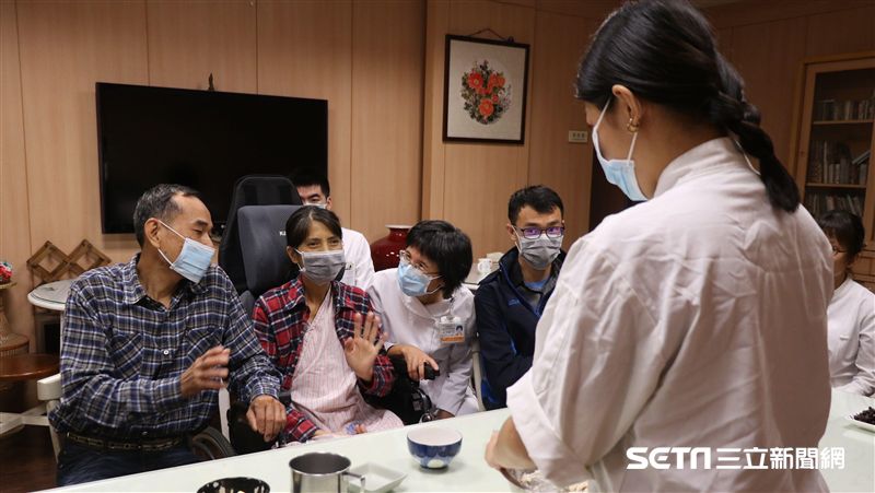 淚！她為癌末母親病房內揉麵糰做麵包