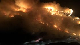 美國加州野火火勢迅速蔓延。（圖取自twitter.com/LACoFireAirOps）
