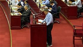 議員批北市懸案多　柯文哲：將列管處理國民黨台北市議員王浩29日質詢指出，北市雖廣設監視器協助治安，但20年來仍有510件重大刑案未破。台北市長柯文哲（前中）表示，治安會報似乎從未報告過，也未作列管或製作報表，坦言這是個漏洞，未來會進行列管處理。中央社記者黃麗芸攝　108年10月29日