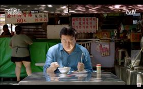 南韓名廚白種元攜手tvN推出美食綜藝節目《街頭美食鬥士》，尋找藏在世界各地的街頭美食，日前驚喜現身台北，要帶領觀眾大啖最道地的特色小吃。節目一播出，關鍵字「台北」甚至登上韓網Naver熱搜第一，接下來就跟著吃到大喊「不想減肥」的白種元，一起探索台灣味的魅力！（圖／翻攝自tvN YouTube）