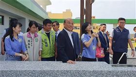 蘇貞昌視察屏醫高齡醫療大樓（1）行政院長蘇貞昌（前左4）29日前往視察衛福部屏東醫院新建的高齡醫療大樓，聽取屏醫人員進行相關簡報，了解高齡醫療大樓各項設施。中央社記者郭芷瑄攝　108年10月29日