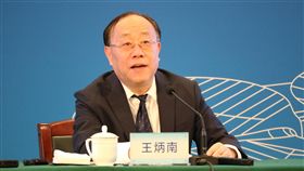 中國國際進口博覽會　上百家台企將登陸（2）首屆中國國際進口博覽會11月5日至10日將在上海登場。中國商務部副部長、中國國際進口博覽局局長王炳南面對中央社詢問時表示，歡迎港澳台「地區」，目前台灣有100多家企業廠商參加。中央社記者陳家倫上海攝　107年7月27日