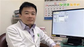 林口長庚婦女泌尿科林益豪主任表示，平時如廁後應注意清潔方式，擦拭時建議以按壓式清潔，以免造成反覆感染，攝取適量水分不要憋尿，即可輕鬆預防婦女疾病。