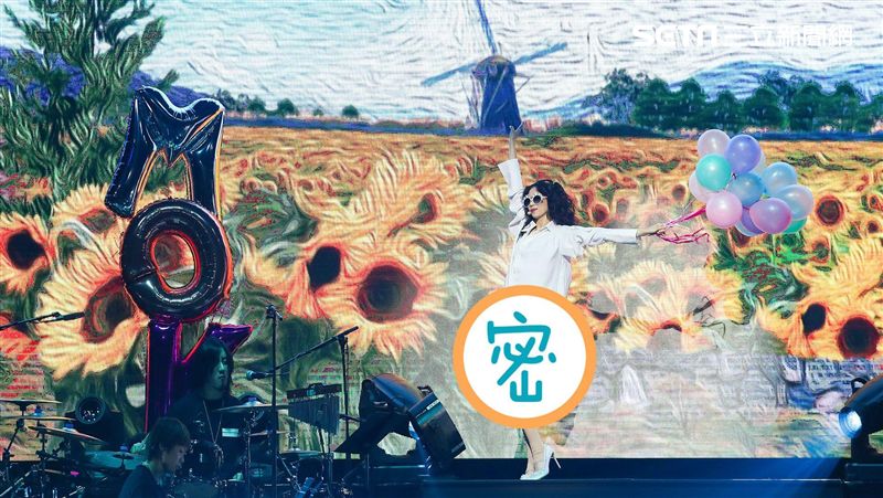 歌后登台單穿白襯衫…一舉手下面看光