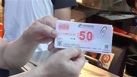 部分夜市抵用券不限當地用  宜蘭攤商反對搭配第2波國旅補助加碼方案的夜市抵用券16日上路，從宜花東及離島旅宿取得的抵用券，在全台各地夜市都可使用，宜蘭羅東觀光夜市發展協會常務監事楊政賢（前）表示，這樣規定只是業者自己吃虧，無法刺激羅東夜市商機。中央社記者沈如峰宜蘭縣攝  108年9月16日