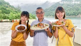 與小周師學習野炊的李懿語謙。
把錢花光的語謙跟李懿。
用勞力換取麵線的李懿跟語謙。