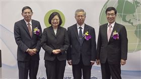 蔡英文頒發總統科學獎並與「數理科學組」得獎人李遠鵬、「生命科學組」得獎人陳垣崇及「應用科學組」魏福全合影。（翻攝自科技部臉書）