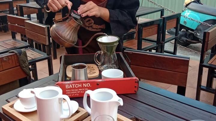 店員彎腰手沖咖啡　胸前美波乳香四溢