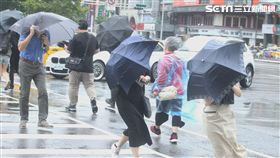 天氣,氣象,下雨,颱風,降雨,雨天,停班,停課,上班,上課,冒雨,雨傘,撐傘,淋雨,強風,豪雨（示意圖／邱榮吉攝影）