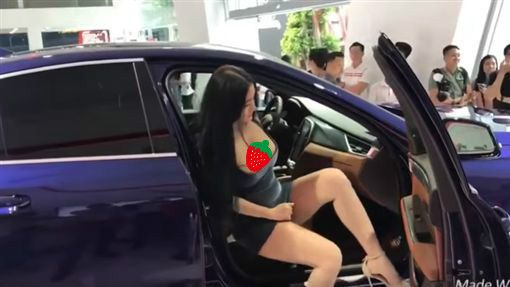 辣模車展狂扯裙　露點全被攝網怒轟