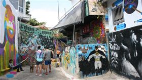 蝙蝠俠巷名稱由來「蝙蝠俠巷」名稱的由來，據說是在1980年代，一幅蝙蝠俠畫一夜之間出現在小巷的一面牆上。中央社記者唐雅陵聖保羅攝  108年10月30日