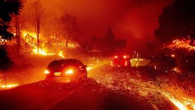 北加州舊金山灣區以北的金凱德野火發生至今，焚毀7萬4000英畝土地，被要求撤離人數近20萬。（圖／中央社／美聯社提供）