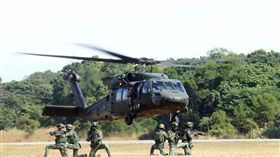 黑鷹加入…陸軍UH-1H直升機正式除役！特戰訓練畫面曝（圖／記者邱榮吉攝影）