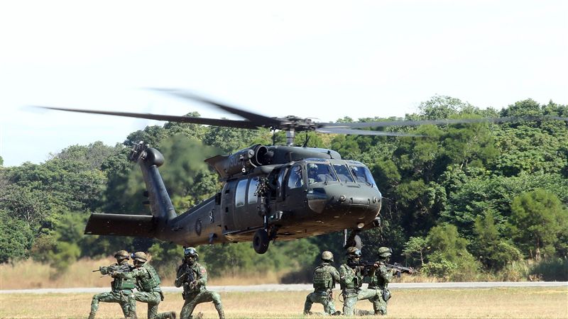 黑鷹加入！陸軍UH-1H直升機除役