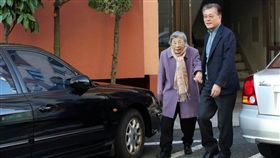 南韓總統文在寅的母親姜韓玉（左）29日與世長辭，享耆壽92歲。（韓聯社提供）
