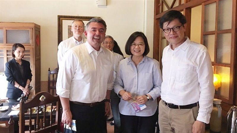 萬聖節放假！他要讓大小孩布置、化妝