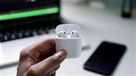 Airpods水溝殺手？男大生曝「神招」救回　千人狂讚（圖／翻攝自Pixabay）