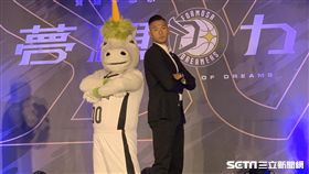夢想家領隊陳建州與吉祥物獨角獸。（圖／記者劉家維攝影）