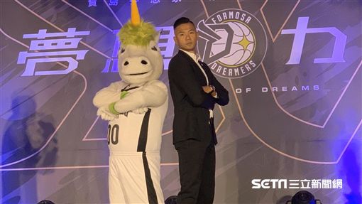 梦想家领队陈建州与吉祥物独角兽。(图/记者刘家维摄影)