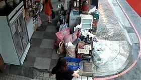 愛心物資,弱勢,電費,公益,比中指,母女　圖／翻攝爆怨公社