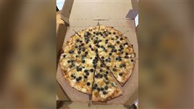 超夯珍珠披薩！尪狂吃4片急拿鹹食解膩　曝口感引網正反熱（圖／翻攝自爆廢公社）