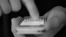 男，手機（圖／翻攝自Pixabay）