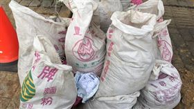 土石包被當垃圾堆！竟撿到「網購單」…工地妹：亂丟還留名（圖／翻攝自爆怨公社）