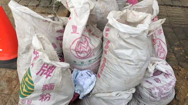 土石包撿到網購垃圾！工地妹：還留名
