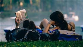 她出國遭放生、揩油…她怒封鎖斷閨密情嘆：看清真面目。(圖/翻攝自Pixabay)