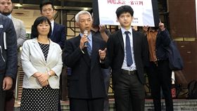 太陽花學運國賠案　周倪安等人獲賠逾百萬元前立委周倪安（前左2）與民眾2014年參與太陽花學運在行政院前靜坐，認為遭台北巿警局暴力驅離打國賠訴訟求償，一審北院30日判決台北巿警局須賠10組人員共新台幣110萬餘元。圖為周倪安及律師團聆判後說明判決結果。中央社記者劉世怡攝　108年10月30日