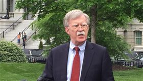 川普推特宣布  開除白宮國安顧問波頓美國總統川普美東時間10日透過推特宣布，已在昨晚告知白宮國安顧問波頓他被開除了。波頓也成為川普透過推特宣布高階官員被開除的最新一人。（照片為波頓5月在白宮車道接受媒體訪問畫面）中央社記者江今葉華盛頓攝 108年9月11日