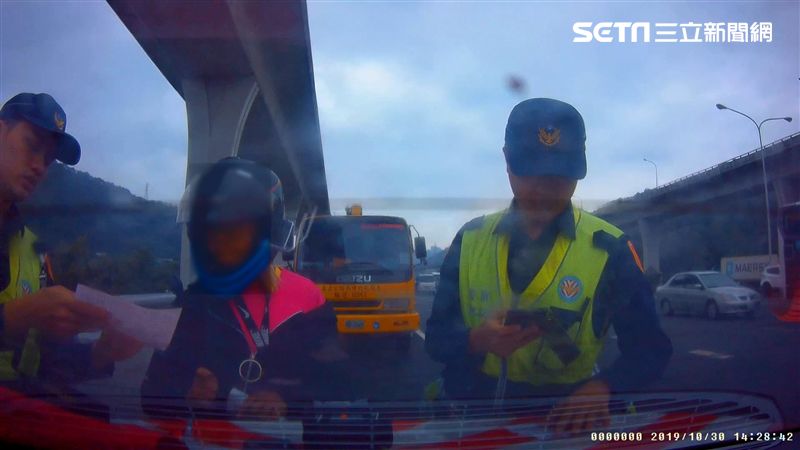 無照外送員誤上國道　吞1.8萬罰單